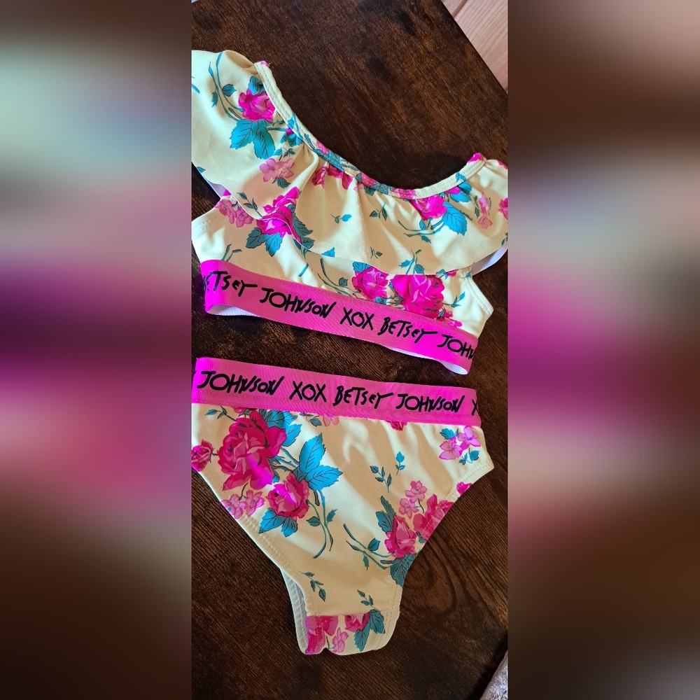 Gorgeous Betsey Johnson XOX Yellow Floral 2-piece swimsuit, Girl’s size 4